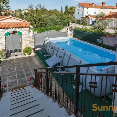 아파트 With A Private Pool Peresiji