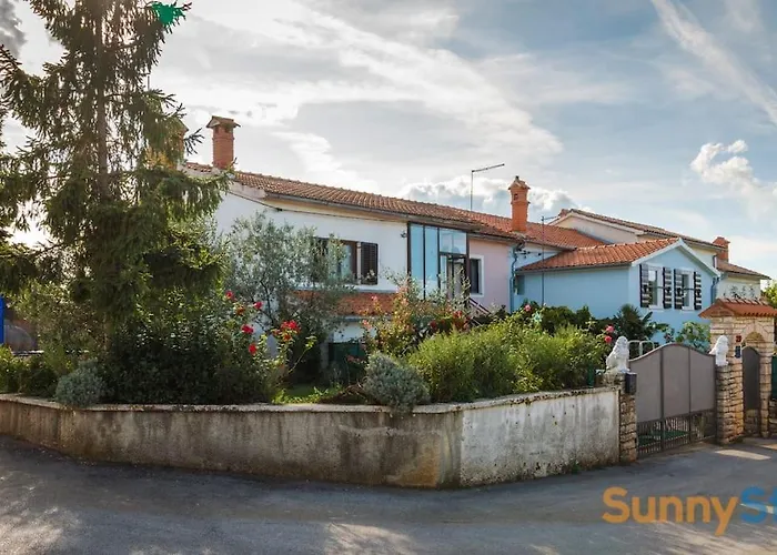 With A Private Pool * Peresiji