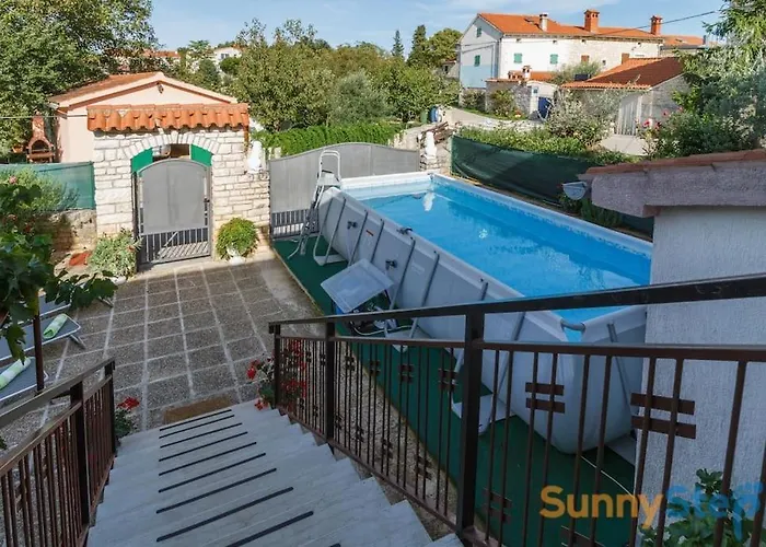 Lejlighed With A Private Pool Peresiji