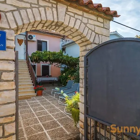 Apartman With A Private Pool Peresiji