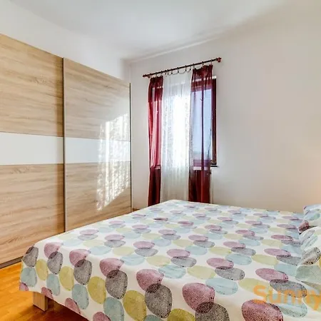 Apartmán With A Private Pool Peresiji